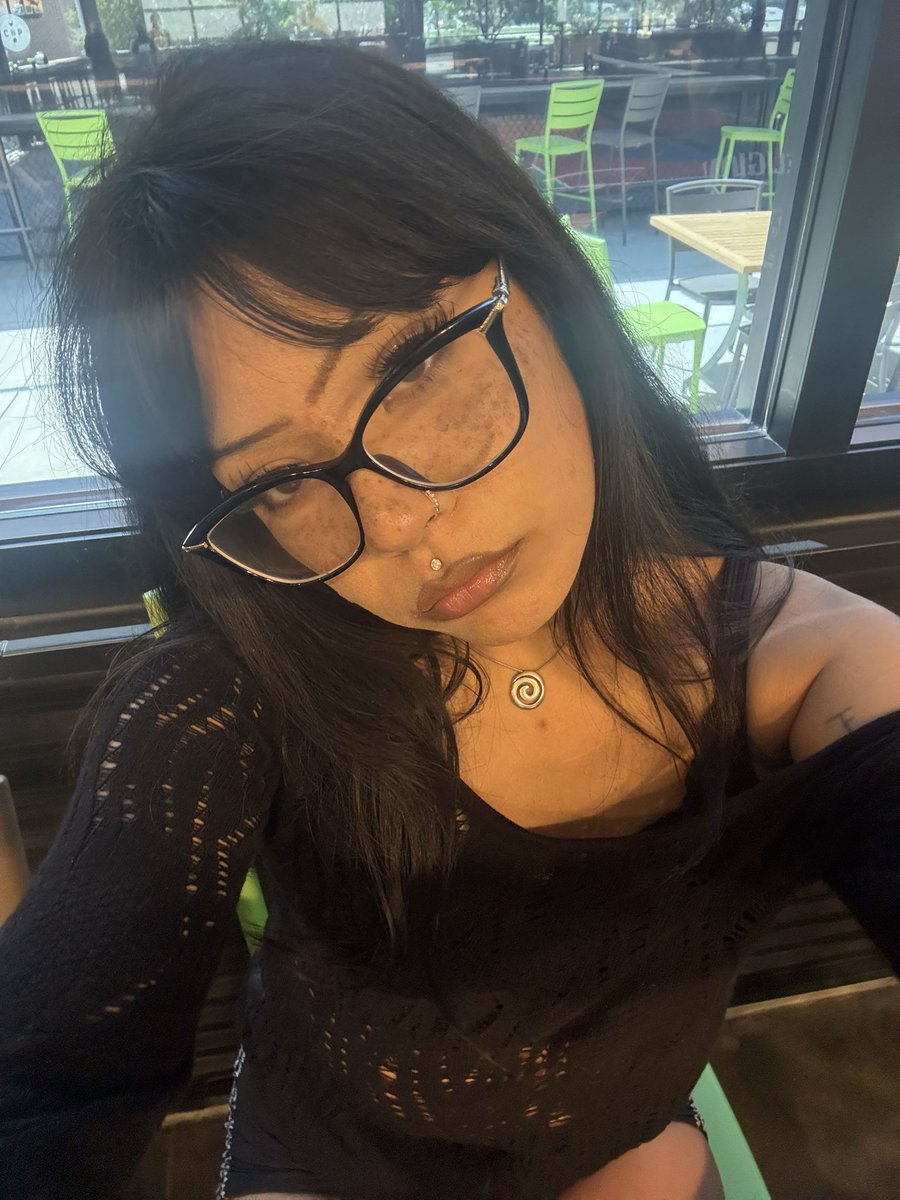 bunnnyuri's tweet photo. lol can u tell how miserable i am in my own skin####putmeoutofmymiseryalready https://t.co/dC5hXKLniu