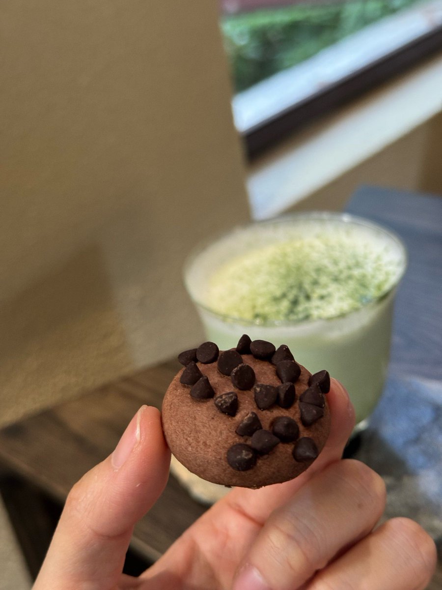 ioiiloi1's tweet photo. Creamy iced matcha latte in 2 mins! Whisk 1 tsp matcha + 1 tbsp hot water, pour over ice + oat milk, done. Perfect pick-me-up for sunny afternoons! https://t.co/0bsmwOezLG