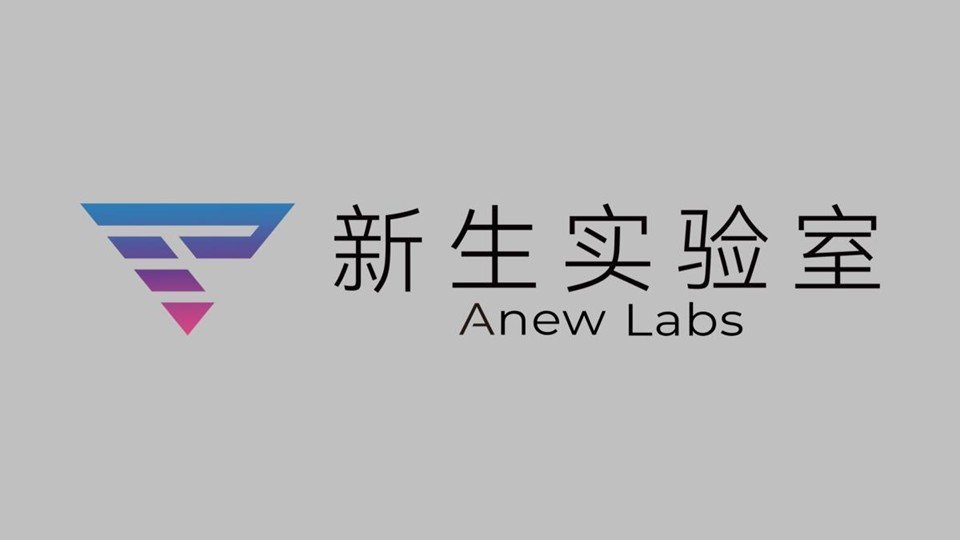 badanzhang's tweet photo. 中国 AI 制药最近出了一个大新闻：

字节跳动孵化的 Anew Labs 刚完成 2.9 亿美元、约20亿元人民币融资，投后估值15亿美元。HSG、IDG、高瓴、五源等一线机构入场，字节拆分后仍持有56%。

为什么一家 AI 制药公司能一次融这么多钱？

核心可能不是“又做出了一个更好的 AlphaFold”，而是 AI 制药的竞争单位正在从单点模型，变成完整的 Drug Design Engine。

Anew Labs 的 AnewDDE，实际上在试图把整个药物发现流程串起来：

AnewFold 做蛋���-配体、抗体-抗原、口袋和分子胶结构预测；
AnewAffinity 做亲和力和自由能计算；
AnewDesign 负责生成和迭代新分子；
AnewMind 更像 AI Scientist，综合结构、SAR、ADMET 和实验结果，决定下一轮“设计什么、验证什么、放弃什么”。

更关键的是，AnewFold 在 FoldBench 等 Benchmark 上，部分蛋白-配体、抗体和口袋预测指标已经进入与 Isomorphic Labs IsoDDE 相近的区间。

所以 Anew 真正想做的，不是“中国版 AlphaFold”，而是：
AI提出假设 → 设计药物 → 实验验证 → AI读取结果 → 再设计。

过去 AI 制药比的是模型跑分；现在资本开始押注的是 模型 × 湿实验 × 数据飞轮 × 自有管线。

DDE 上半场比谁能预测未知，下半场比谁能把未知真正做成药。

20亿融资，只是给 Anew 买了一张进入下半场的门票。