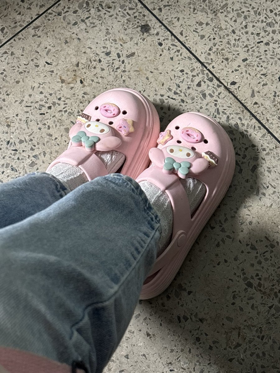 rinaoirei's tweet photo. minha crocs já faz o maior sucesso do mundo na escola que eu trabalho e hoje a moça da padaria tb elogiou um trilhao de vezes e perguntou onde eu comprei 😭 https://t.co/JK9SOSxE0A