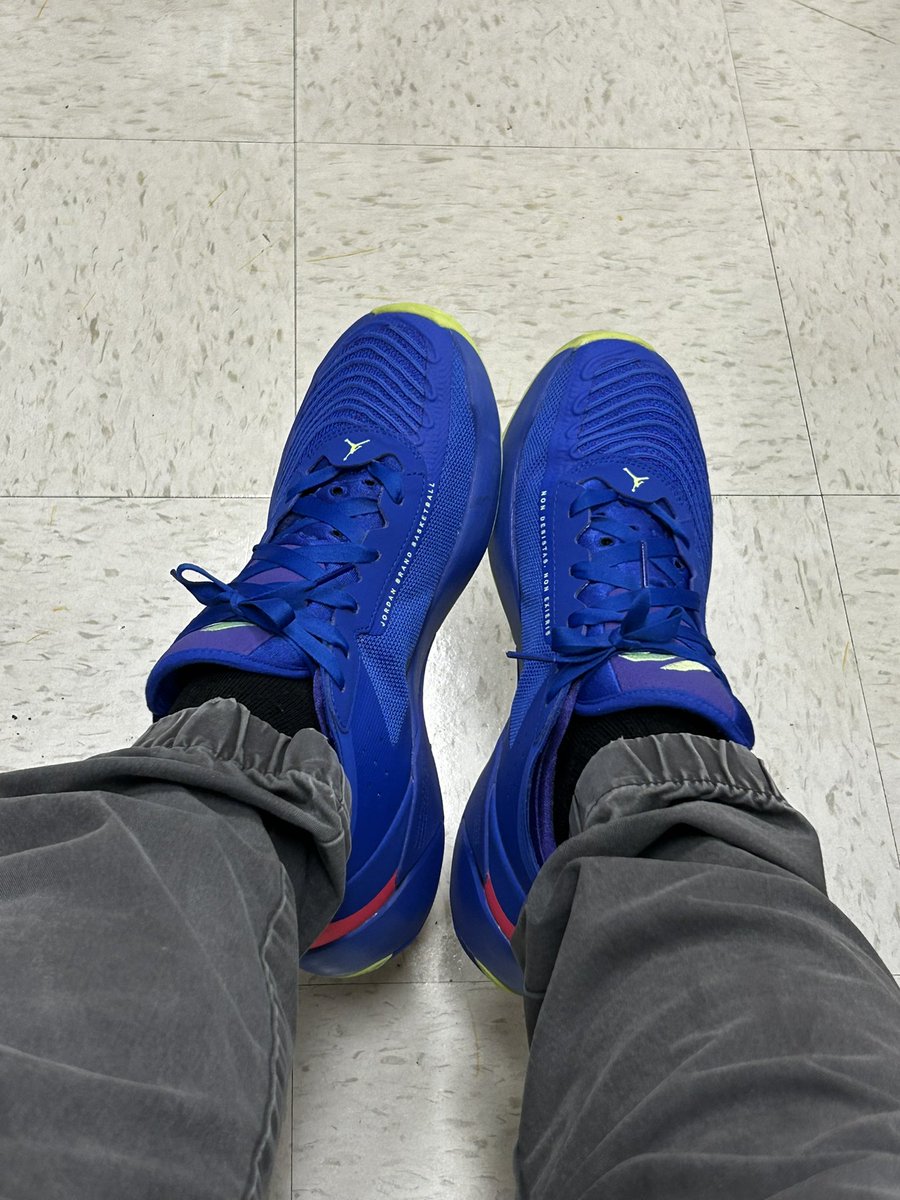 MrGSkyhawk's tweet photo. Wearing blue for 8th grade cuz we run this #StinsonPride💙🔷 #NJHSSpiritWeek
#SkyhawkPride💚💙 
#BloomysBaddies😎 https://t.co/kKegPUiucu