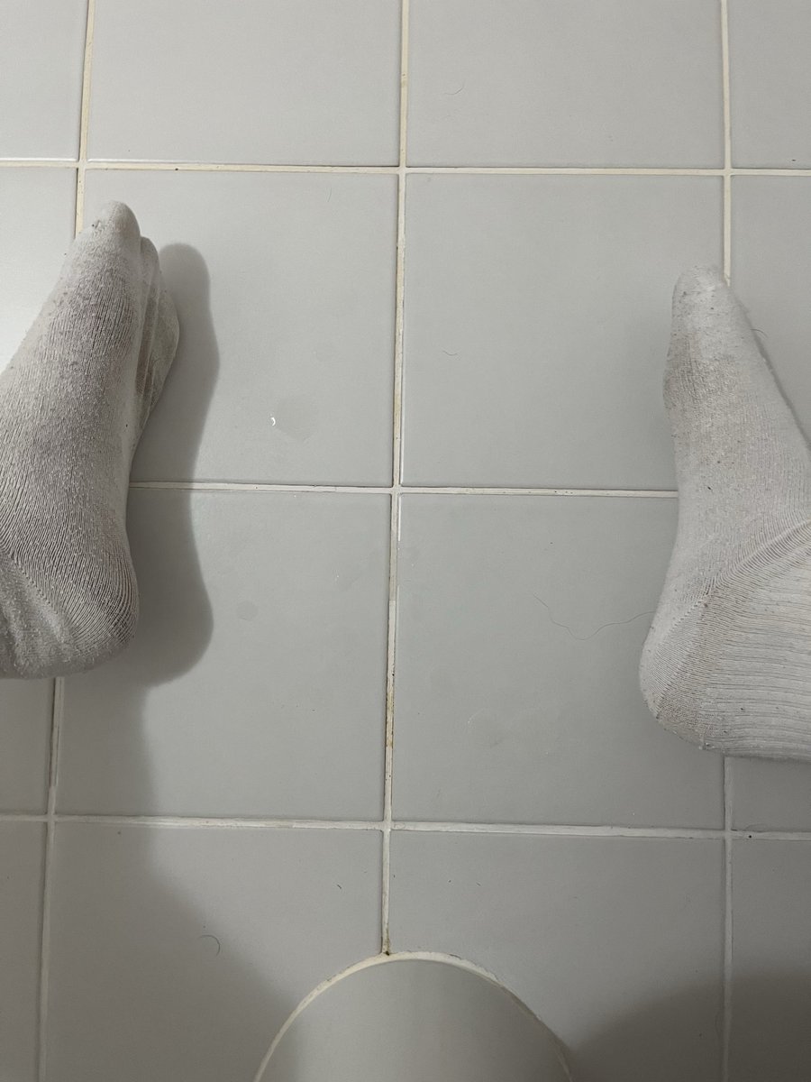 masterberkozg's tweet photo. tükürüklerle beraber çoraplarımı yalayacak ezik finansal köleler dmye #finansalköle #findom https://t.co/BTdFQhyj31