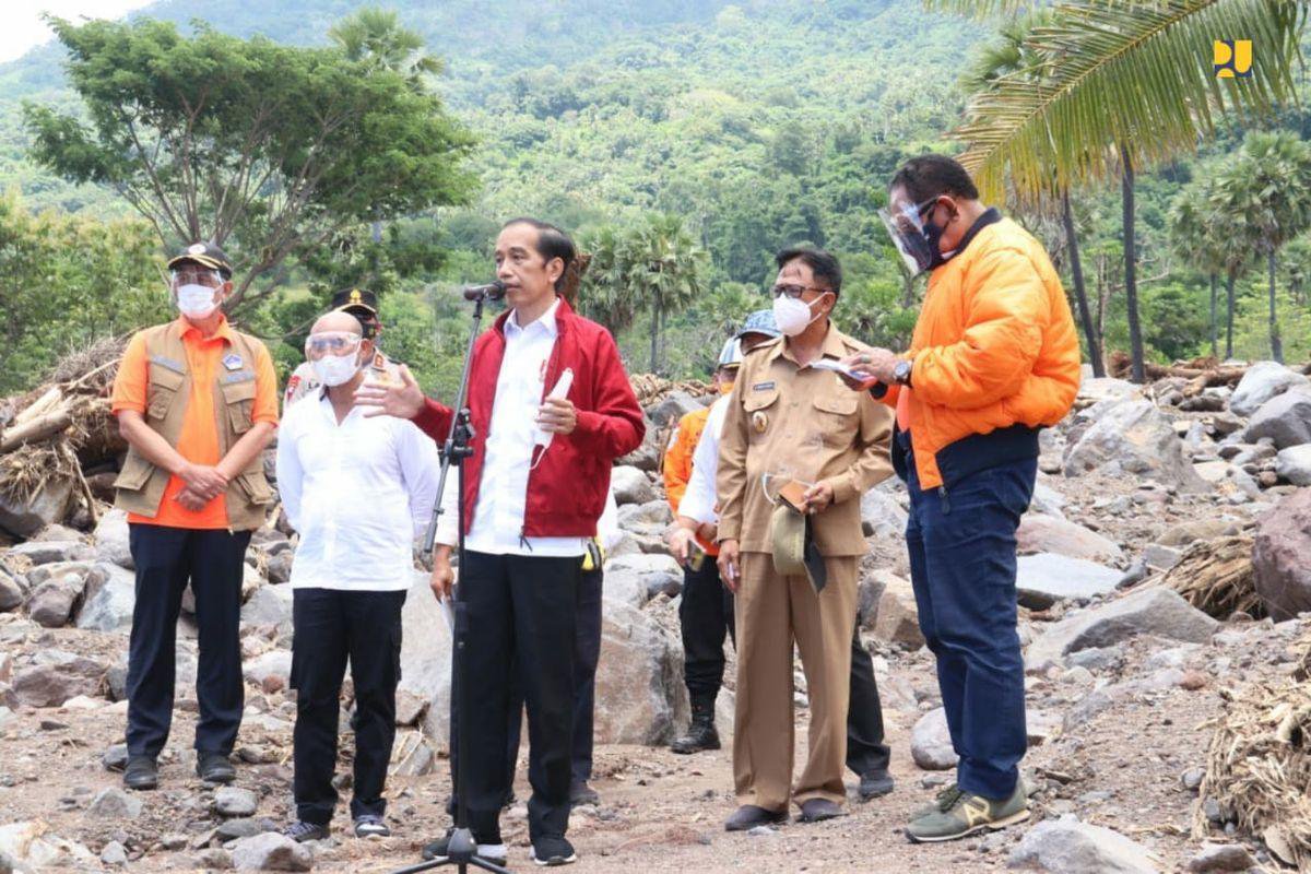 Mukidioon2's tweet photo. Maling dan penipu satu ini, ada saja acaranya, padahal, kemaren waktu sidang Roy Suryo, takut di panggil pengadilan, melarikan diri ke NTT https://t.co/05xaDGAFuj