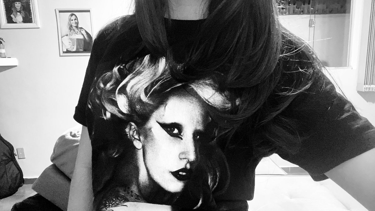 lesyeuxlly's tweet photo. look aprovado com a blusa da gaga moots ? https://t.co/5ENfX3ZYPY