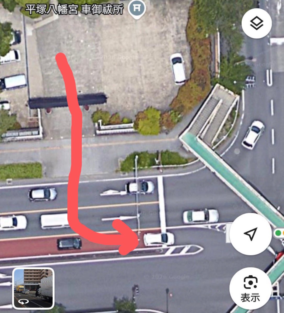 KOUNANKOUTSU's tweet photo. これって違法？問題無し？
路地から出る時に黄色い線跨いで、第二or第三車線行く行為 https://t.co/1YaYxlAYPS