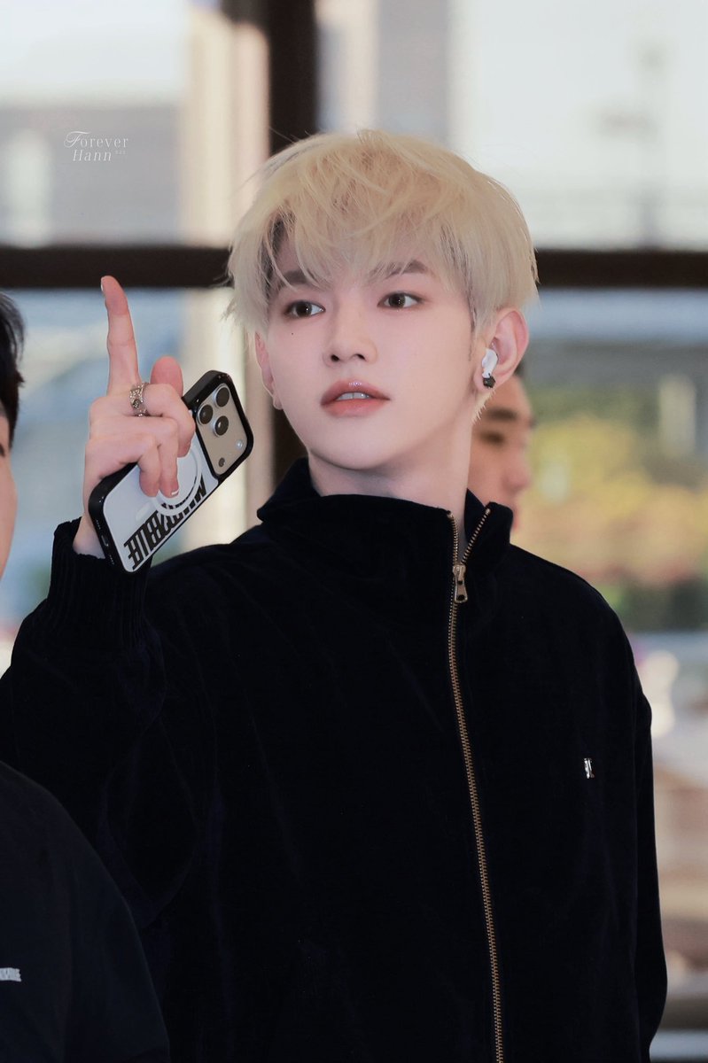 for_everzh's tweet photo. aaaa the messy full bangs are adorable i missed seeing this style on him 💕💕 his hair looks extra soft and fluffy socute... but like he said it rlly grows so quickly you can clearly see the roots wjsjdj 😭 https://t.co/HV6ul66BmM