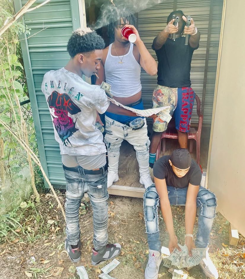 DEMBOYZLIT's tweet photo. Need dat 😛 https://t.co/BOSCe2zZkx https://t.co/2AjTj9wPeI
