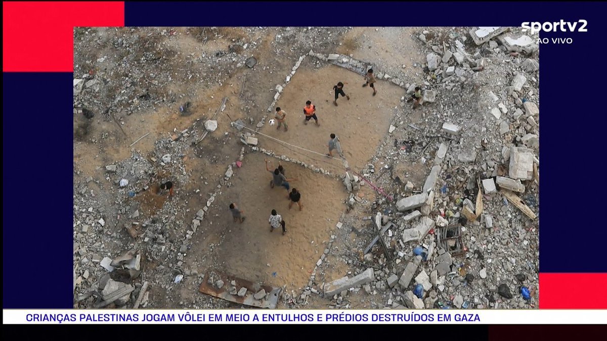 portal_volei's tweet photo. Imagens impactantes. Cenas que emocionam. Em meio ao caos, à destruição e a tantas adversidades, o vôlei surge como uma distração, um momento de esperança e, acima de tudo, como prova de que o esporte é capaz de transformar, unir e salvar. https://t.co/DZ0yo3rzRd
