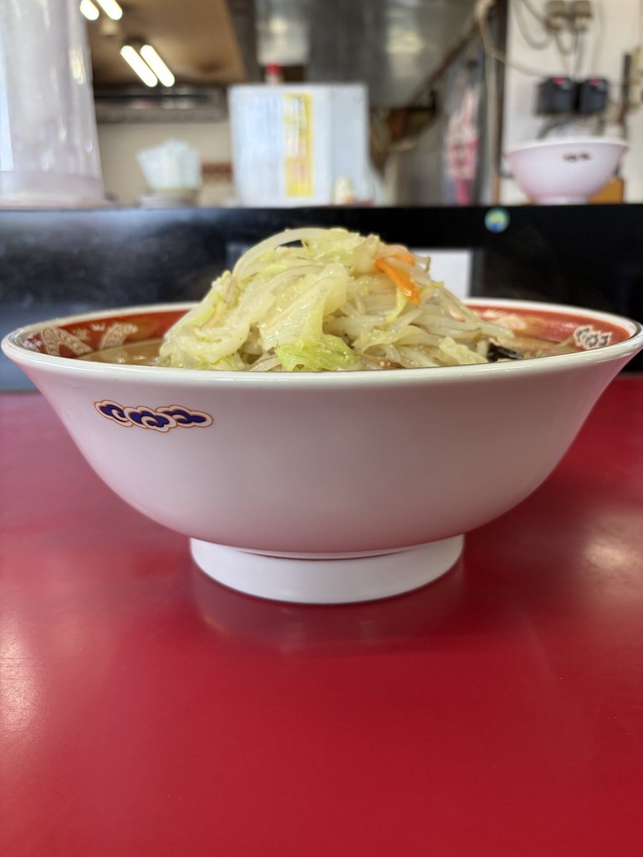 korahmen0929's tweet photo. 掛川宝龍　#掛川市

タンメン（野菜W）、チャーハン（大）

こんなに野菜摂取したら痩せちまうわ🥬w

あっさりしたジローと言っても過言ではない野菜量⛰️

丼底からどんどん野菜が湧いてくる感覚が玉乱っ🤩 https://t.co/yIGCYx2eis