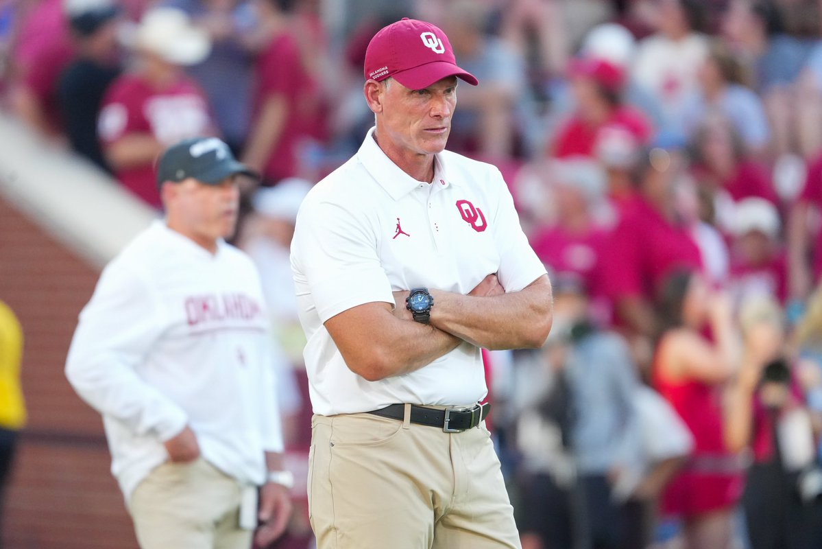 BrodyLusk247's tweet photo. Recruiting notes: Breaking down a loaded group of recruits set to be in attendance Saturday night.

Headlined by the No. 1 defensive lineman in the country, two top-32 edge rushers, the No. 1 running back and a few names to watch closely.

➡️ https://t.co/GvK756rYup https://t.co/WEGQSZnExj