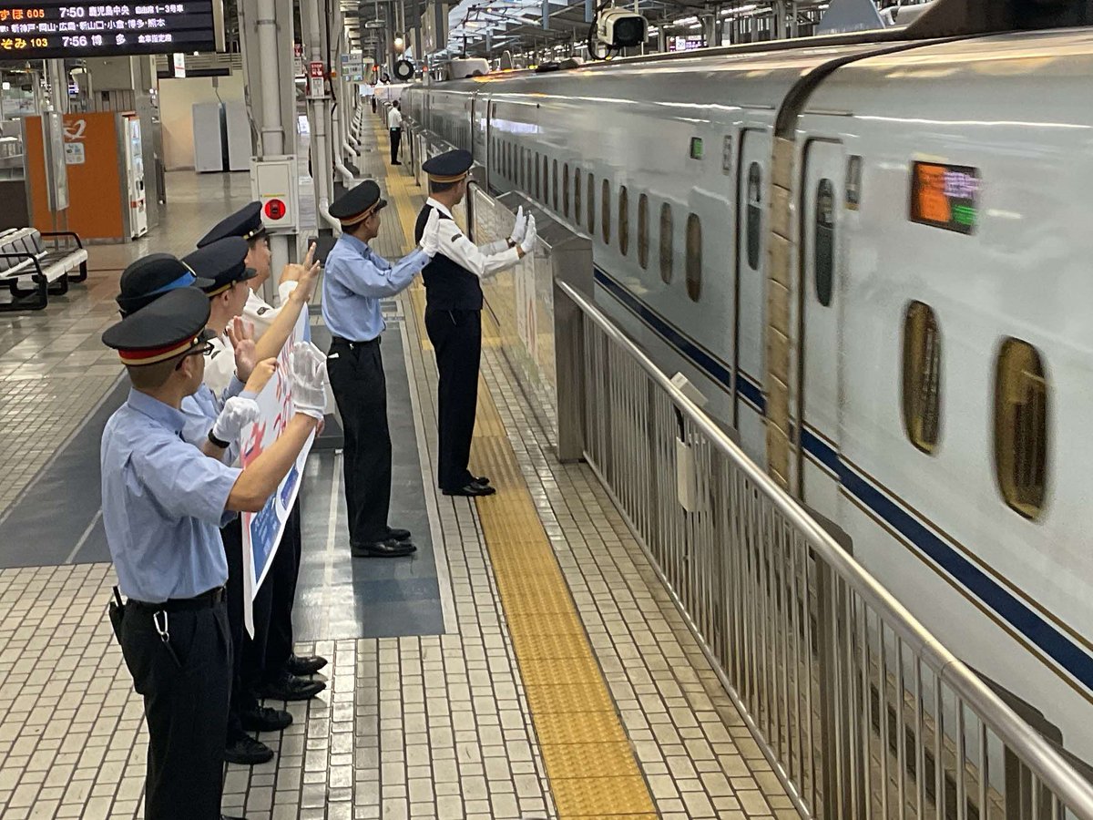 JRC_ShinOsaka's tweet photo. 本日みずほ601号「鹿児島中央」行きが発車し、地震の影響を受けていた九州新幹線が52日ぶりに全線開通しました。復旧に携わられた全ての皆様に敬意と感謝を申し上げます。当たり前のように列車が走ることの尊さと、安全・安定輸送を支える皆様の努力の重みを改めて実感します。
#新大阪駅 #九州新幹線 https://t.co/70AsmMzRpu