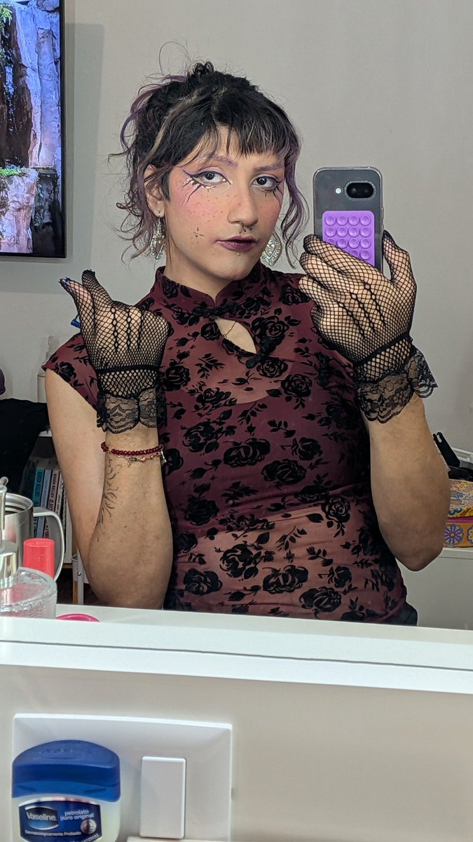 VulpyxPantomime's tweet photo. U like my makeup? 💅🏼 https://t.co/VxaiMmmOjt
