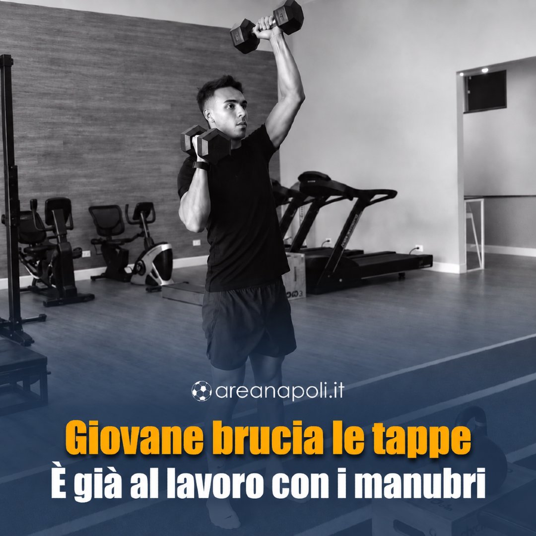 areanapoliit's tweet photo. 🏋🏽 “𝗦𝘁𝗼 𝘁𝗼𝗿𝗻𝗮𝗻𝗱𝗼”: #Giovane brucia le tappe per il rientro
A sole due settimane dall’intervento per l’𝗲𝗿𝗻𝗶𝗮 𝗶𝗻𝗴𝘂𝗶𝗻𝗮𝗹𝗲, l’attaccante del @SSCNapoli è già al lavoro 𝗶𝗻 𝗽𝗮𝗹𝗲𝘀𝘁𝗿𝗮 𝗰𝗼𝗻 𝗶 𝗺𝗮𝗻𝘂𝗯𝗿𝗶.
Il brasiliano mostra sui social i progressi del suo recupero e manda un messaggio chiarissimo. 👀
LEGGI QUI 👉 https://t.co/DWG8cqaP65