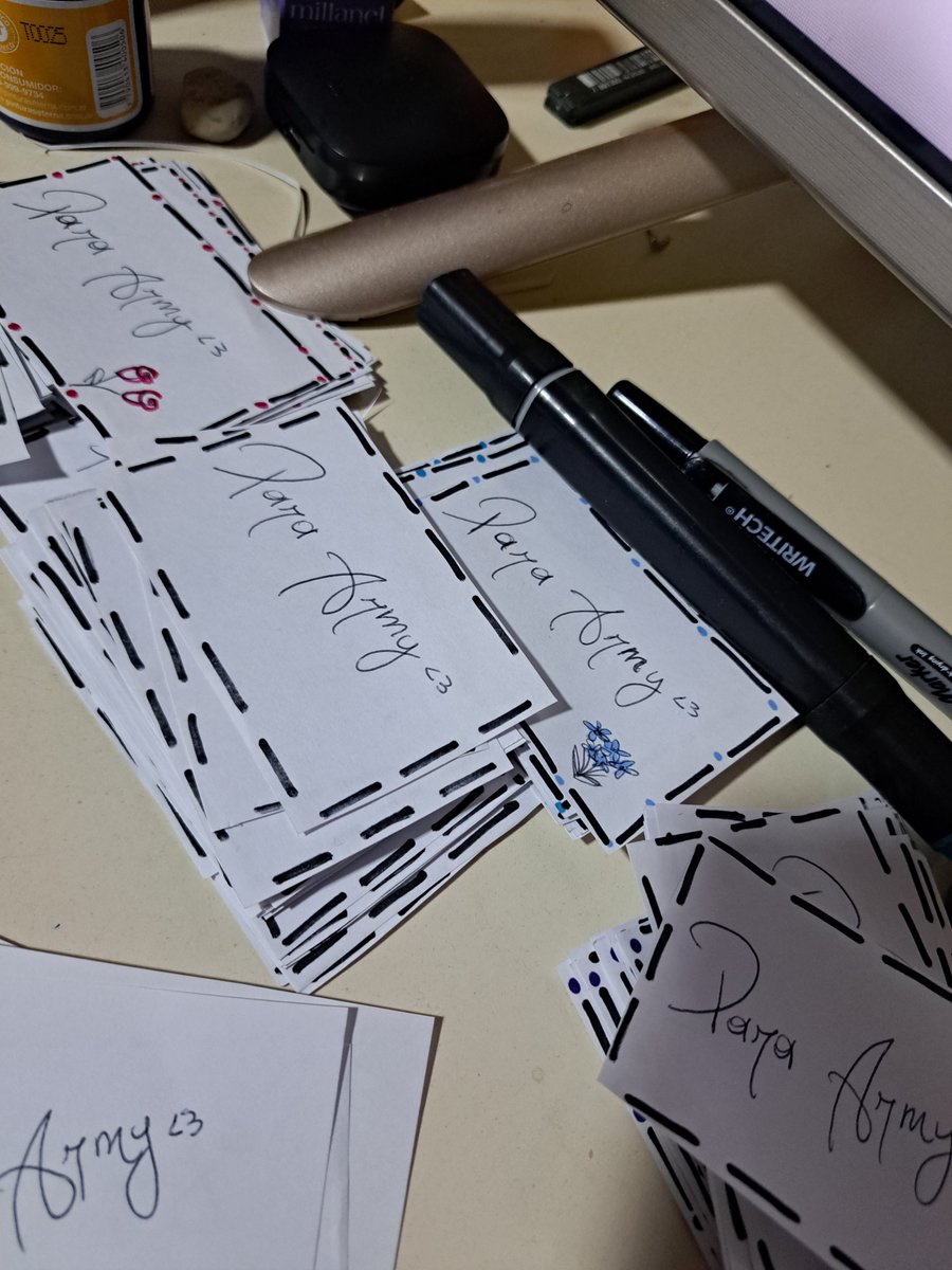 Kirxpjmjk_'s tweet photo. Armys de mierda les estoy escribiendo poemas de mi puño y letra dijo el Carlos Baute https://t.co/0ixLXp5oHa