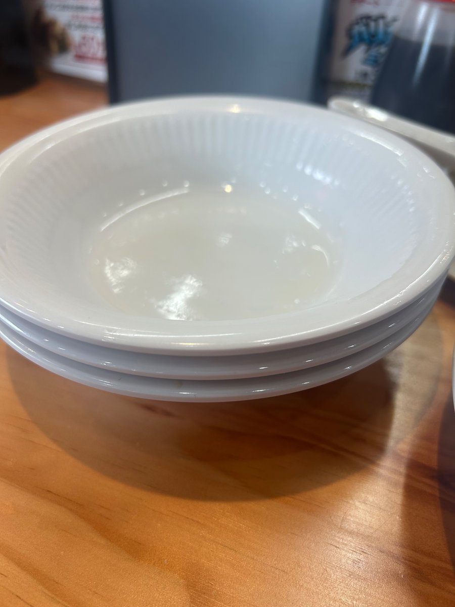 TorinoKaraaGe88's tweet photo. #今日の麺活 
#富山市 
#丸壱 

博多ラーメン
替玉3つ
かしわおにぎり2こ

本場な香りが漂う店内
臭みの無い凝縮スープ
絶品のレアチャー

普通▶︎カタ▶︎ヤワ▶︎ヤワで食べたが
麺はやっぱりヤワ派🤣
小麦の香りも素晴らし🙏🏻🌟

豊富な卓上調味料✨
ラーメンタレも欲しい‼️

ハラペンゴチ(ㅅ´ ˘ `) https://t.co/knmesW16ne