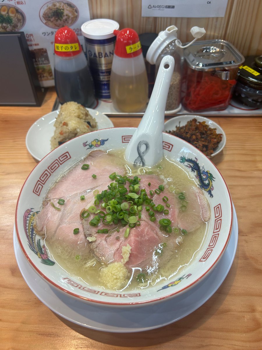 TorinoKaraaGe88's tweet photo. #今日の麺活 
#富山市 
#丸壱 

博多ラーメン
替玉3つ
かしわおにぎり2こ

本場な香りが漂う店内
臭みの無い凝縮スープ
絶品のレアチャー

普通▶︎カタ▶︎ヤワ▶︎ヤワで食べたが
麺はやっぱりヤワ派🤣
小麦の香りも素晴らし🙏🏻🌟

豊富な卓上調味料✨
ラーメンタレも欲しい‼️

ハラペンゴチ(ㅅ´ ˘ `) https://t.co/knmesW16ne