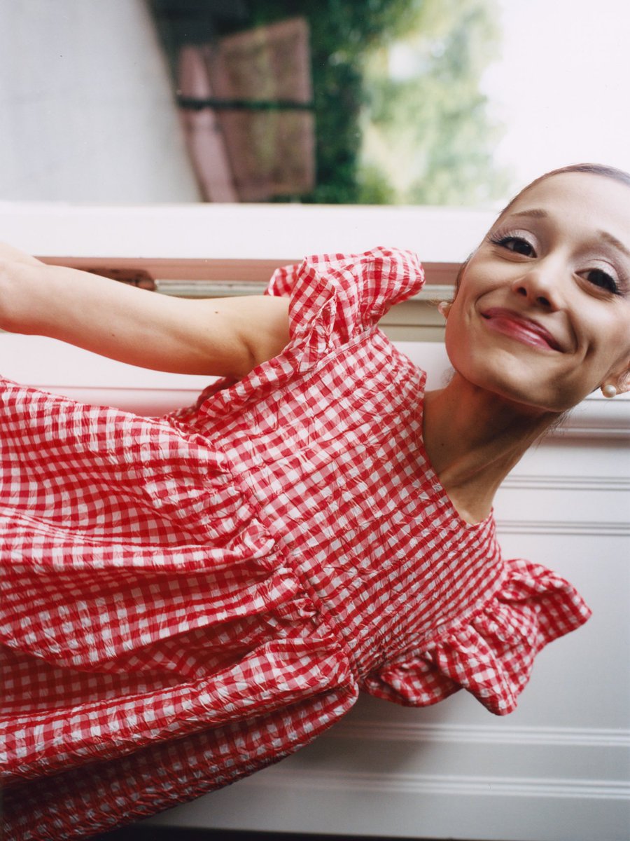 Poo_Crave's tweet photo. Ariana Grande reveals her nap time ritual:

“I Drink a  big cup of warm milk and den I go ni ni” https://t.co/ULXKNSEIva