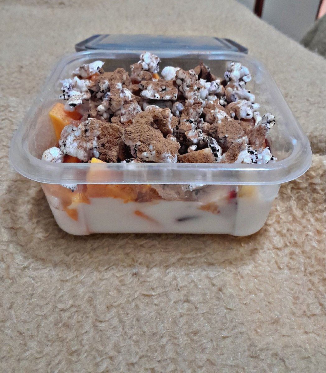 mintymelody28's tweet photo. Yogbowl slop😍
•mamão, ameixa, rice cake e muiiita canela https://t.co/ocMpc9IkqS