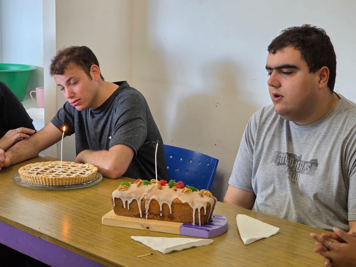 Val_Fabian's tweet photo. Gracias por el día compartido, #Apadea💜.

Trasplantamos y sembramos en el invernadero de la institución junto a los chicos y profes.🌱🪴
Además, acompañamos los festejos de cumple de Migue y Estanli.🎂🎉

Mucho trabajo, emoción, sonrisas y festejo compartido.
Cada encuentro nos vuelve a confirmar que una huerta🌱 es mucho más que sembrar y cosechar. Es inclusión, aprendizaje, participación y comunidad.🌿🤝

Desde #HuertasDeLaCiudad🍅🥦🌸 seguimos acompañando, aprendiendo y compartiendo momentos que nos llenan el corazón.❤️
Gracias a los chicos, profes y a toda la familia de #Apadea por recibirnos siempre con tanto cariño y tantos abrazos. 🤗💜

¡Felices de seguir sembrando juntos! 🌱✨
@municipiobahia