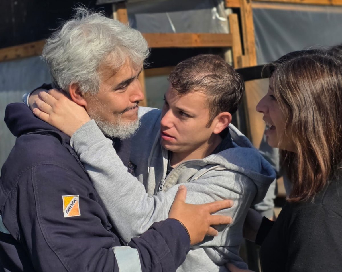 Val_Fabian's tweet photo. Gracias por el día compartido, #Apadea💜.

Trasplantamos y sembramos en el invernadero de la institución junto a los chicos y profes.🌱🪴
Además, acompañamos los festejos de cumple de Migue y Estanli.🎂🎉

Mucho trabajo, emoción, sonrisas y festejo compartido.
Cada encuentro nos vuelve a confirmar que una huerta🌱 es mucho más que sembrar y cosechar. Es inclusión, aprendizaje, participación y comunidad.🌿🤝

Desde #HuertasDeLaCiudad🍅🥦🌸 seguimos acompañando, aprendiendo y compartiendo momentos que nos llenan el corazón.❤️
Gracias a los chicos, profes y a toda la familia de #Apadea por recibirnos siempre con tanto cariño y tantos abrazos. 🤗💜

¡Felices de seguir sembrando juntos! 🌱✨
@municipiobahia