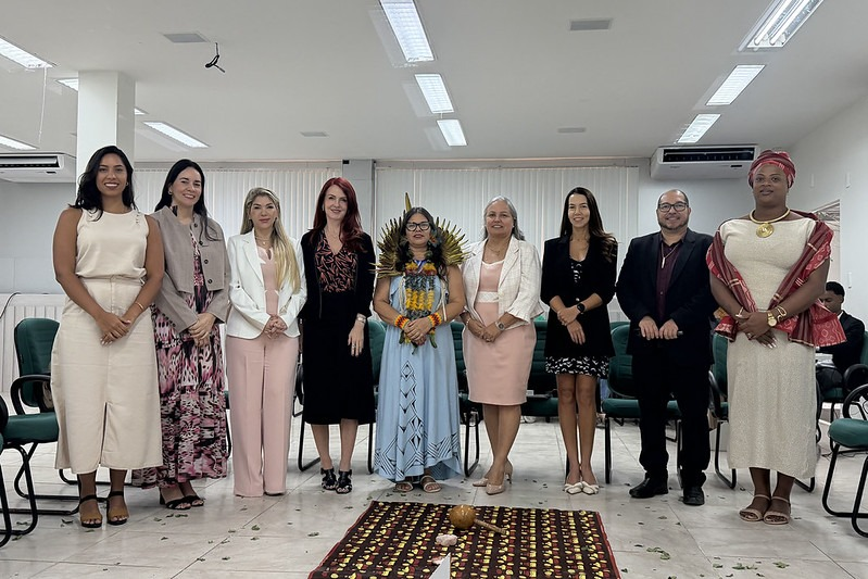 Foto horizontal dos representantes que participaram da reunião. Fim da descrição.