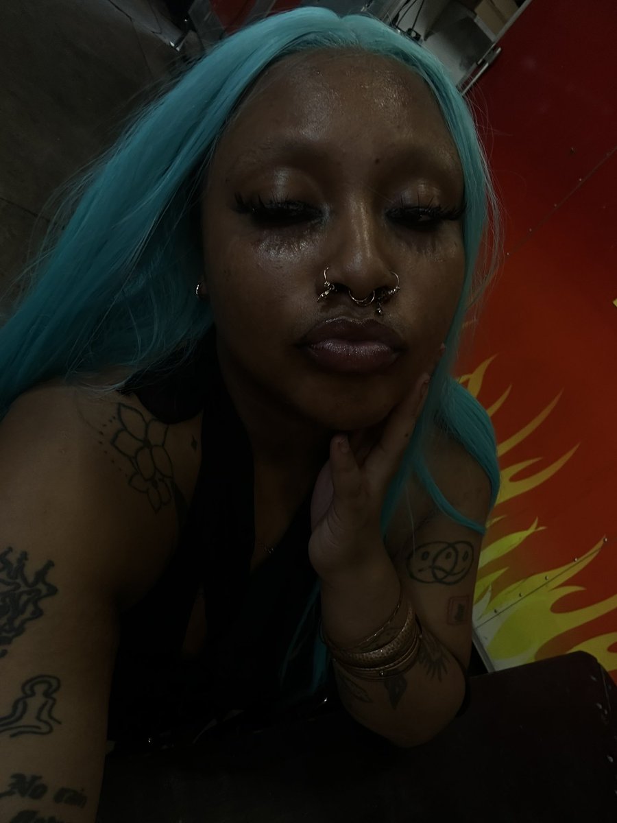 TyNitraaa's tweet photo. Blue https://t.co/LCARNsqAFo