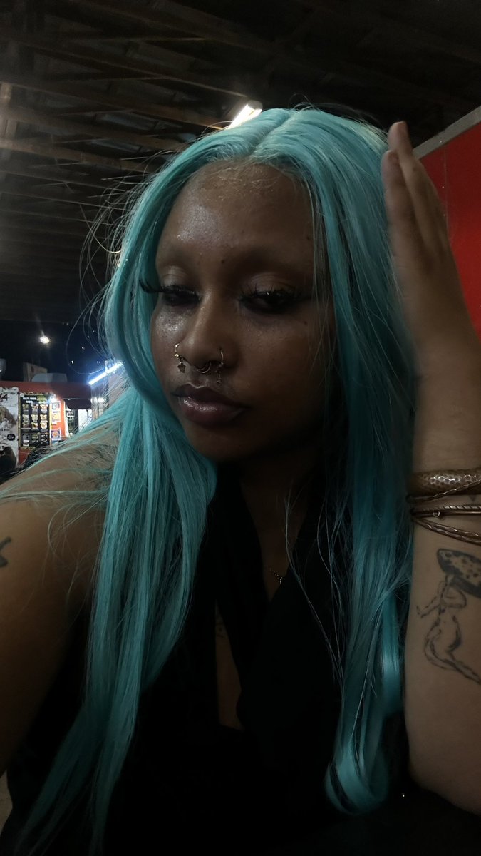 TyNitraaa's tweet photo. Blue https://t.co/LCARNsqAFo