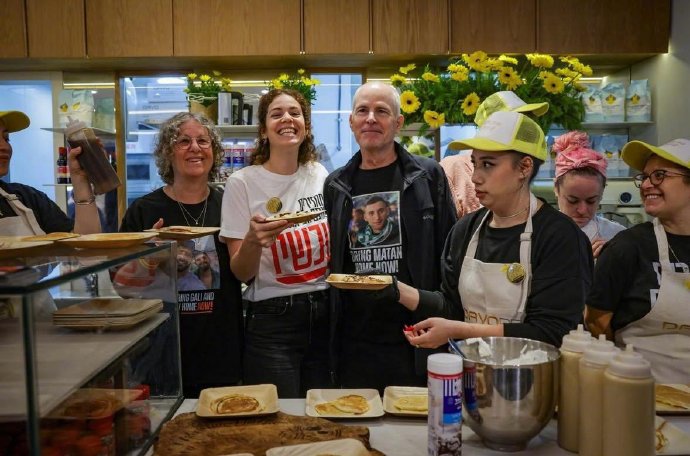 wwertyasjj's tweet photo. Just a lazy Sunday afternoon with my favorite people—pancakes, laughter and way too many silly selfies https://t.co/r60J12dH6w