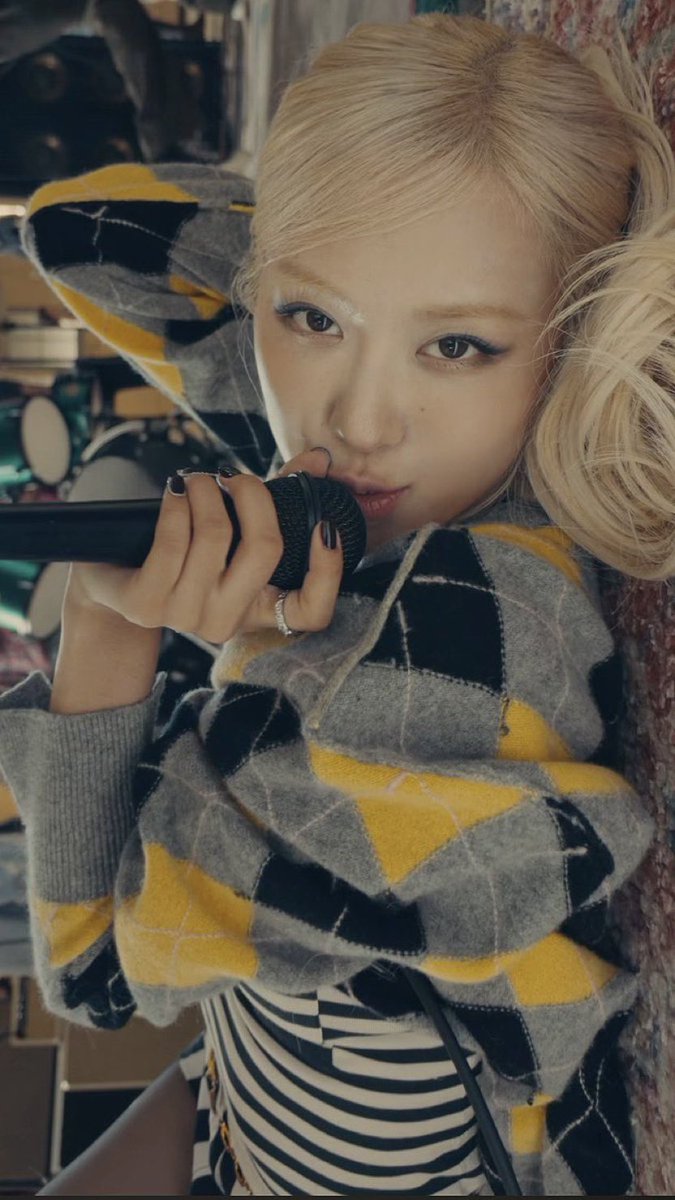 pinksview's tweet photo. A POPSTAR. https://t.co/HIxFLHAXrR