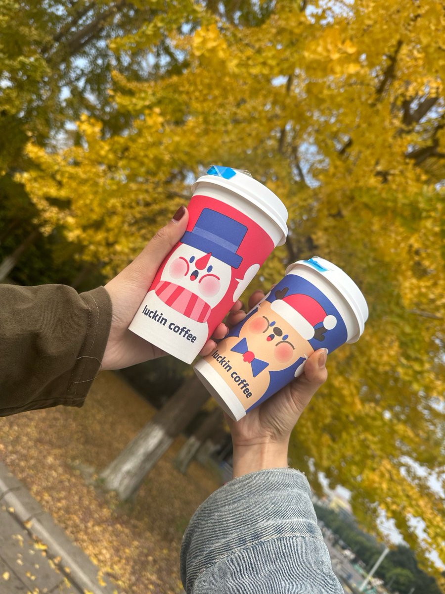 malslslsl's tweet photo. Just grabbed 2 iced lattes and forgot to split them—ended up laughing so hard when my partner took a huge sip of my drink by accident. Small, perfect chaos https://t.co/L5HzK5hz2p