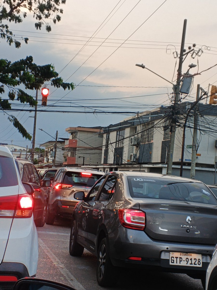 kpoooopforever's tweet photo. Por favor aquí debería haber un vigilante de tráfico porque no es posible que gente civilizada se pase la roja y tape la calle del semáforo verde. Por favor hagan ver su autoridad aquí. Muchas gracias.
@ATMGuayaquil 
En la bajada de la av de las Aguas a mano derecha. Dr. Enri Or https://t.co/KqTrPcGCwS