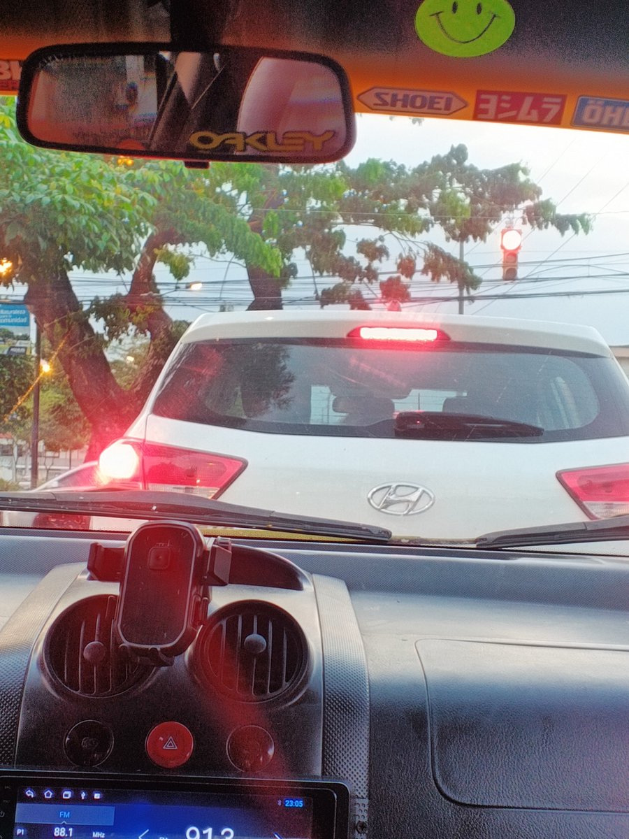 kpoooopforever's tweet photo. Por favor aquí debería haber un vigilante de tráfico porque no es posible que gente civilizada se pase la roja y tape la calle del semáforo verde. Por favor hagan ver su autoridad aquí. Muchas gracias.
@ATMGuayaquil 
En la bajada de la av de las Aguas a mano derecha. Dr. Enri Or https://t.co/KqTrPcGCwS