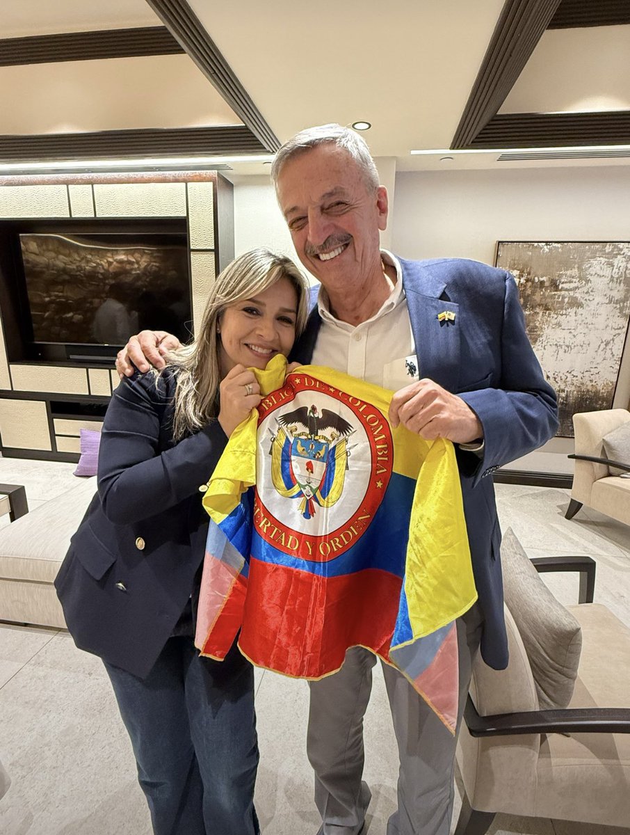 VickyDavilaH's tweet photo. Dios aprieta pero no ahorca. El coronel Alfonso Plazas Vega ganó el juicio civil en EEUU por la toma del Palacio de Justicia y el caso del magistrado Urán. Plazas es inocente también en la parte civil. 

Estuvo 8 años preso en Colombia injustamente. Ha sufrido por defender la patria. 
Dios lo bendiga coronel y a su familia. 

A las víctimas la solidaridad, la justicia y el honor, pero sin acabar con otros inocentes. Aquí  los culpables fueron los terroristas del M-19. Solo ellos. 
@LAPlazasVega