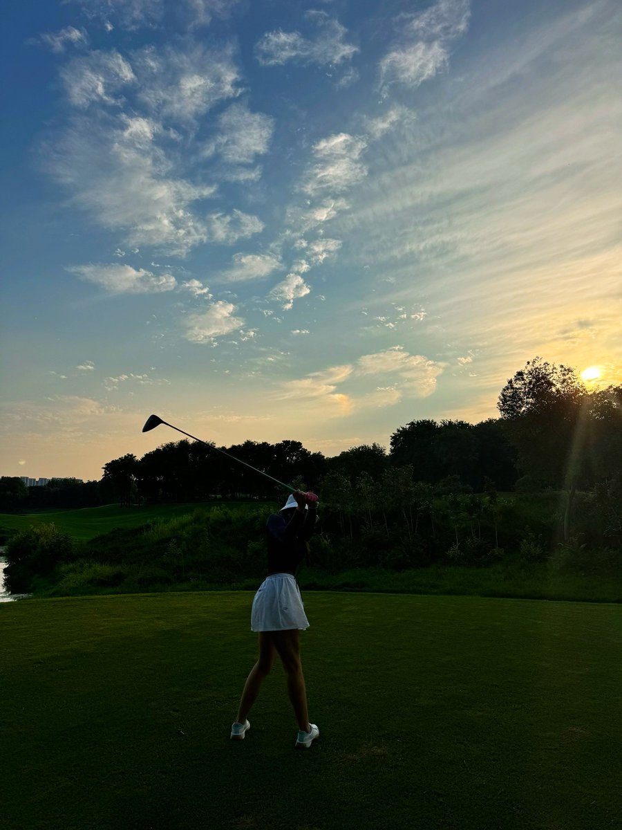 Valissa0wv's tweet photo. Swinging the club with good friends enjoying the sunshine, the course, and the simplest of joys. ⛳️ https://t.co/8ZMl4itoyK
