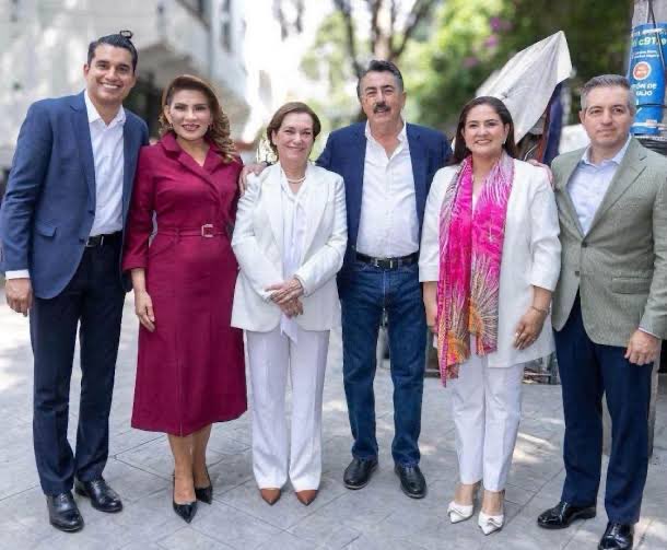 CesarFraijo2's tweet photo. 🚨 Citan a los aspirantes a la coordinación de los Comités de la Cuarta Transformación y Defensa de la  Soberanía Nacional a una reunión urgente en el CEN de @PartidoMorenaMx.
Dicen que —no es un hecho— tocó a hombre quien encabezará la candidatura en Sonora. https://t.co/suh9ddpe9S