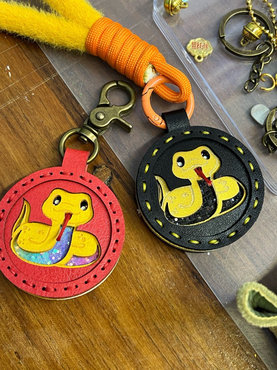 LawrenceElwyvk's tweet photo. Crea tu llavero personalizado con hilos de colores en 5 mins, ideal para organizar tus llaves con estilo! https://t.co/ksO3qaSxPU