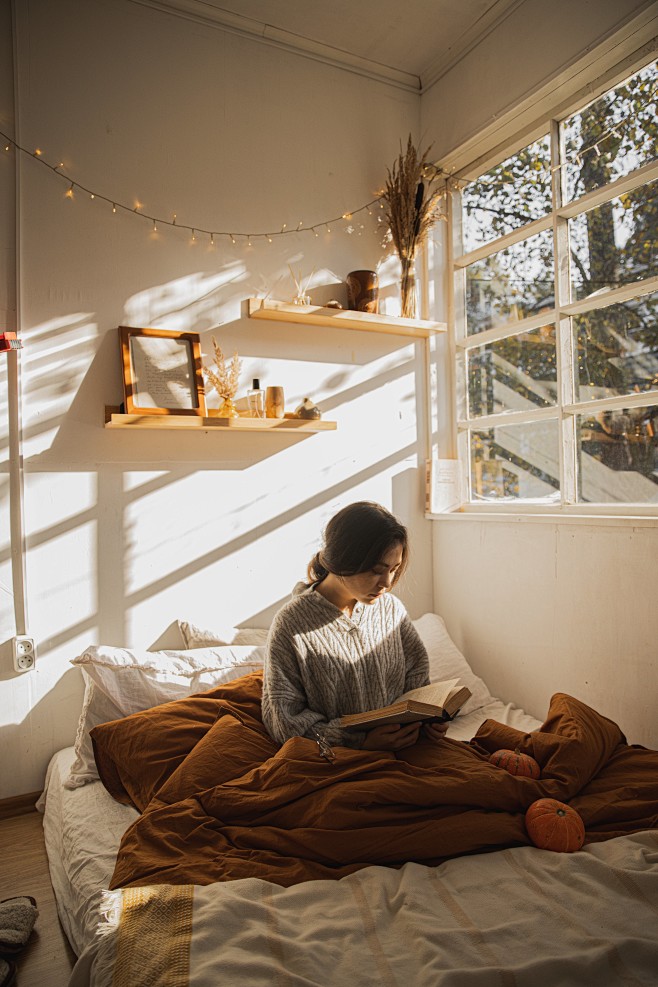 Jasonyounglife4's tweet photo. Cozy rainy Sunday vibe: curled up on the couch with a warm mug of tea and a good book, no plans, just peace. https://t.co/LMmusASie4