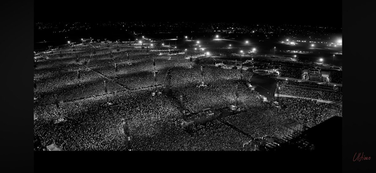 comunqueconnic's tweet photo. secondo me la gente non si rende minimamente conto dell’immensità che è stato questo concerto cioè FERMATEVI A GUARDARE https://t.co/Me01e136ik