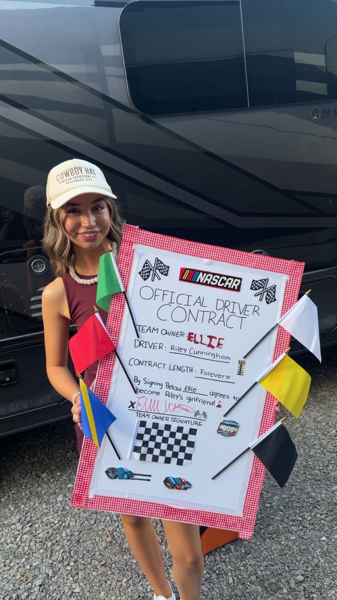 R_Cunningham25's tweet photo. She said yes!  #itsbristolbaby #bristolmotorspeedway @ItsBristolBaby https://t.co/BTCJfIEhWw