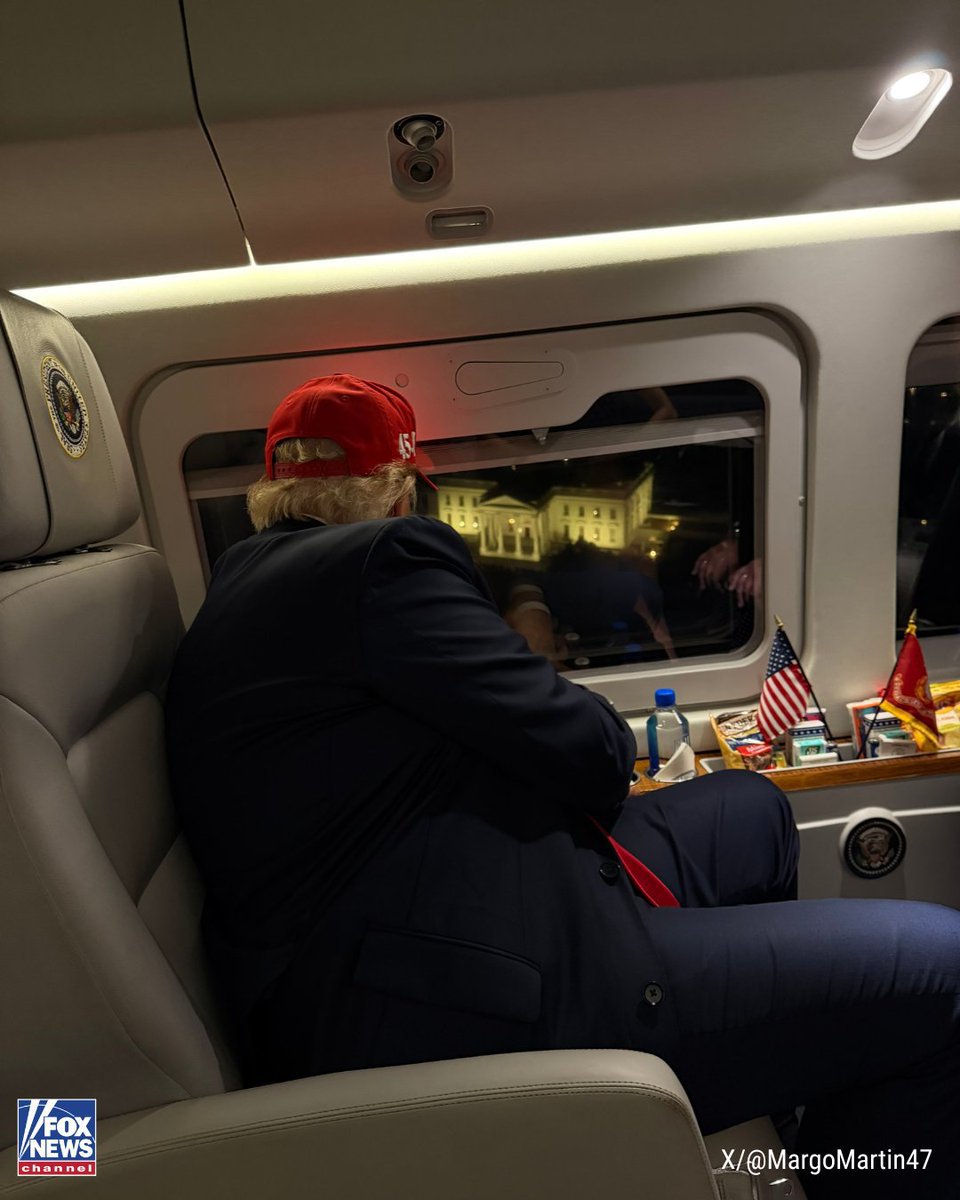 backupconservat's tweet photo. President Trump takes in the view of the White House from Marine One as he returns to Washington after his rally in North Carolina Wednesday night. https://t.co/yXXyiBz9Ci