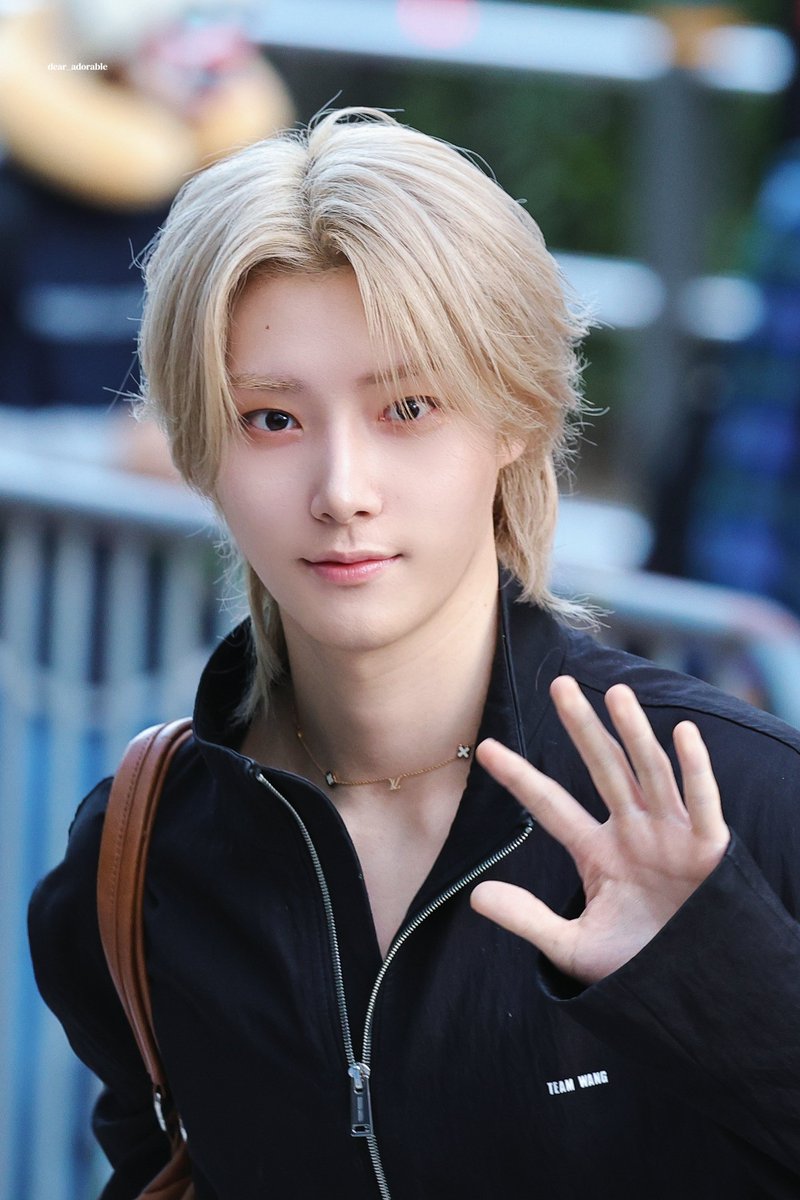 dear_adorable_'s tweet photo. 260918 뮤뱅 출근
♡♡♡
#리안 #RIAAN #하츠웨이브 #hrtzwav https://t.co/nbezbOBU27