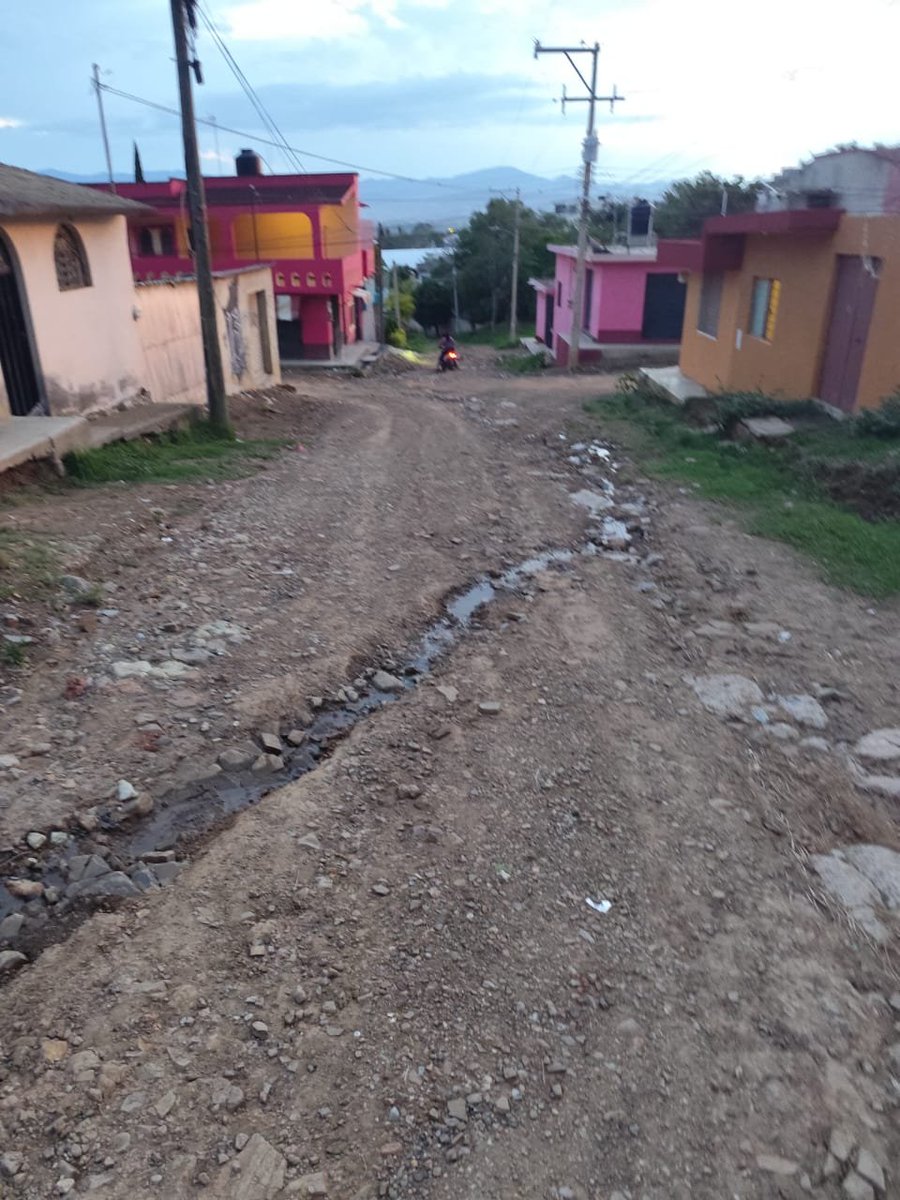 LauJimEs's tweet photo. El pueblo exige obras que mejoren sus condiciones de vida: agua potable, drenaje, caminos, escuelas y hospitales. Las necesidades están a la vista, pero las respuestas siguen sin llegar. 

#FaltanObrasParaElPueblo https://t.co/tpll2Te4Hm