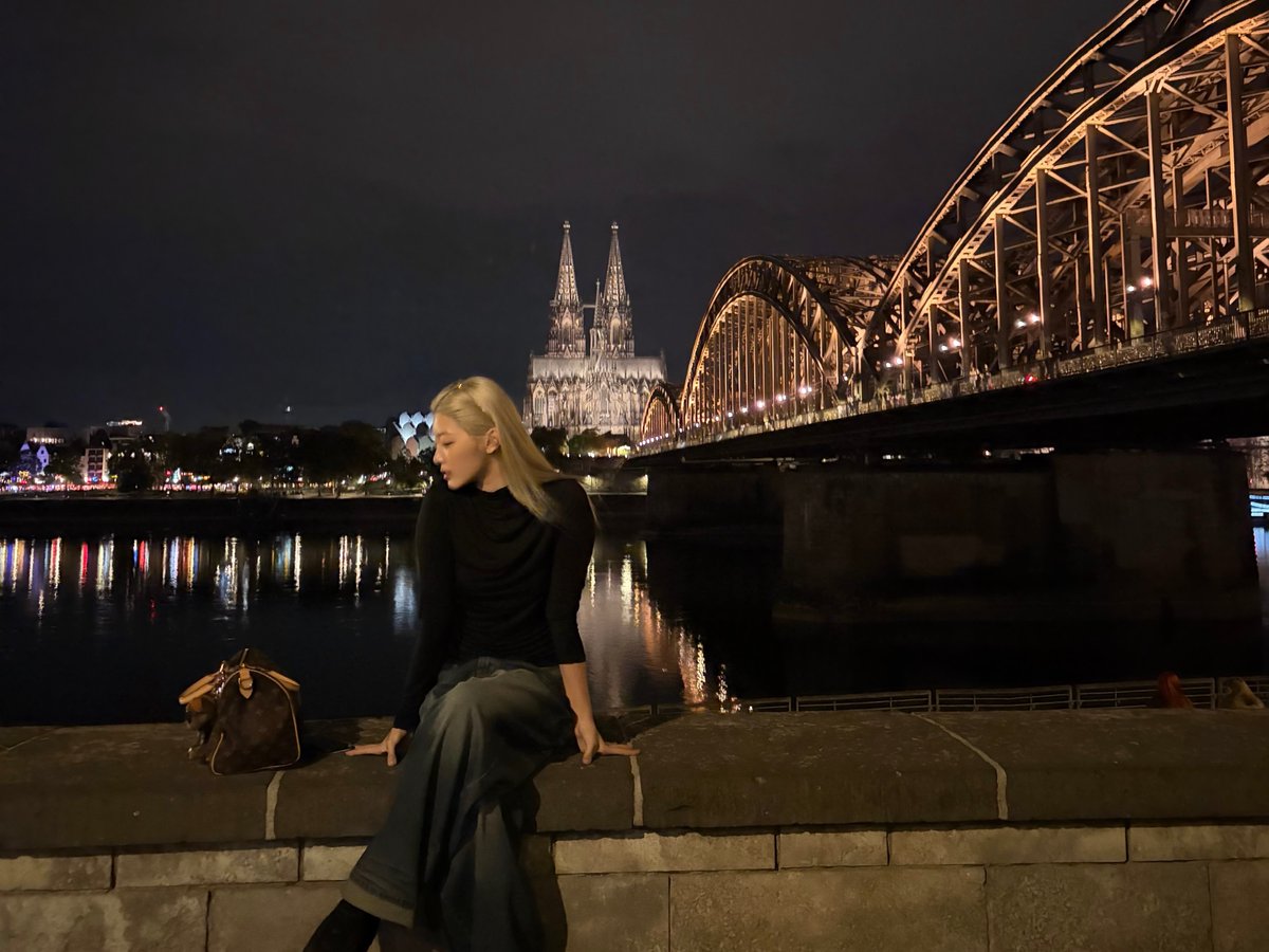 foryoonchae's tweet photo. "loooooove cologne!!"

🎵 solange - dreams
📍 cologne, germany

personal ig post › 260917
「 #윤채 #YOONCHAE 🐚 #KATSEYE 」 https://t.co/XTl5kbAP5N