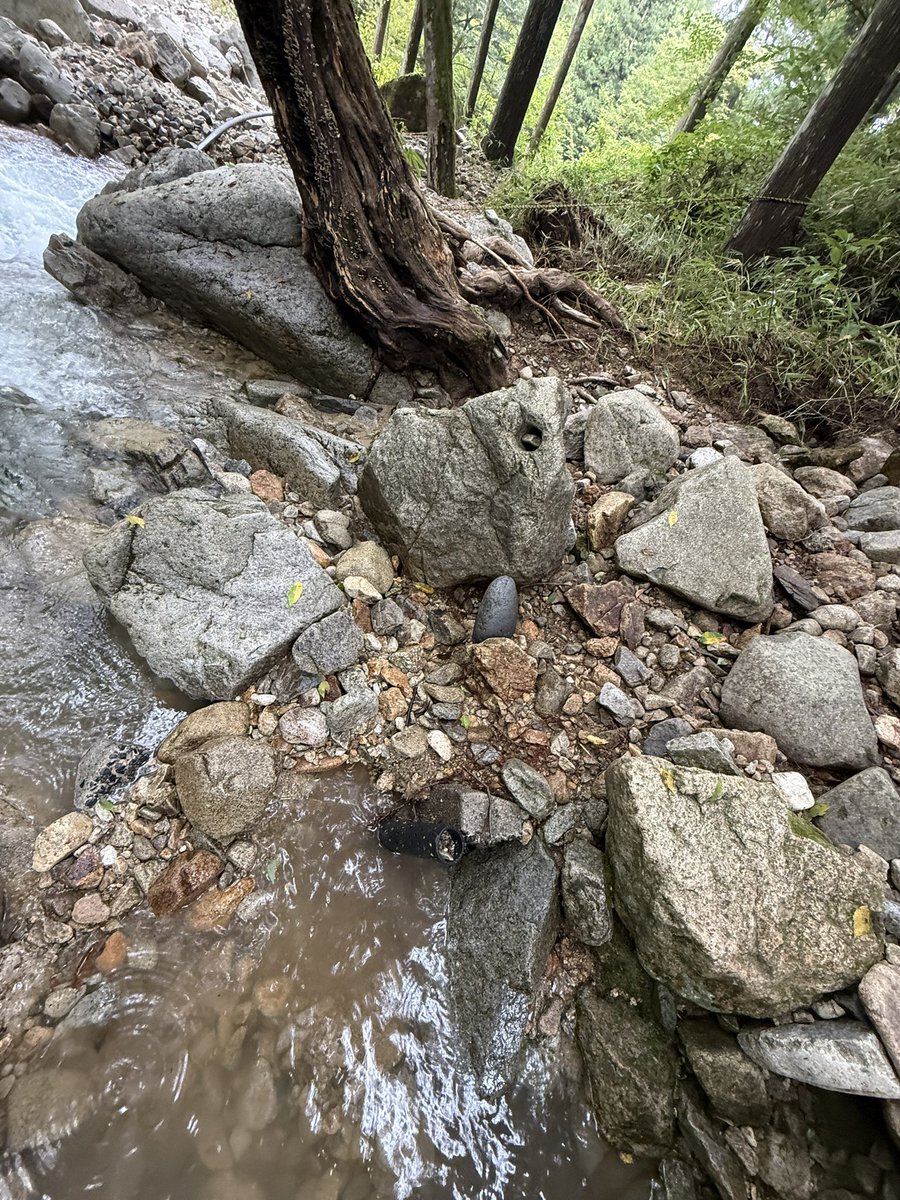 cenyore's tweet photo. 先日の雨による増水で取水できなくなったところを復旧しに来ましたが、ダメでした…
ジンリキでは限界がありますね

っていうか、専門外でしたな！ https://t.co/MaDdOAxzoY