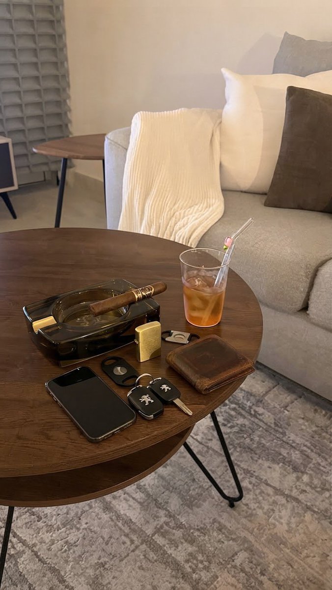 ahmedfawzy3533's tweet photo. Movie night 😍🥰🤓
#cigar #icetea #سيجار #شاي_مثلج #movienight https://t.co/o1iMSWAHeE
