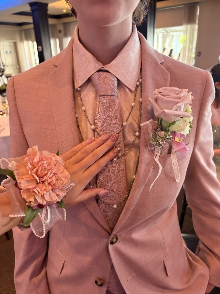 bunniedreamsz's tweet photo. casamento butchfemme dos sonhos:  meu butch de terno rosa combinando com meu véu https://t.co/bPYs4ZrrYh