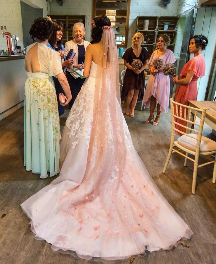 bunniedreamsz's tweet photo. casamento butchfemme dos sonhos:  meu butch de terno rosa combinando com meu véu https://t.co/bPYs4ZrrYh