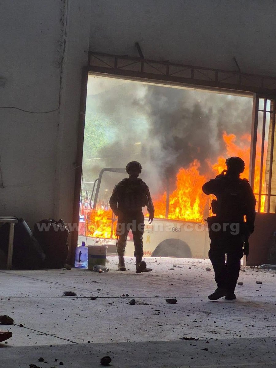 blogdelnarcomex's tweet photo. Mugrosos Pobladores y transportistas agredieron a Elementos e incendiaron patrullas en Quechultenango, Guerrero, para evitar detención de 17 Policías que están al mando de Los Ardillos, LEE MÁS AQUÍ 👇👉 https://t.co/tPhBc3U18o https://t.co/B3466KkSZp
