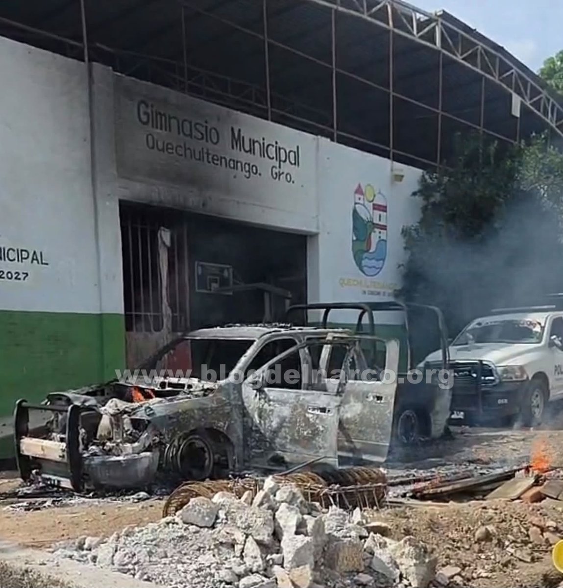 blogdelnarcomex's tweet photo. Mugrosos Pobladores y transportistas agredieron a Elementos e incendiaron patrullas en Quechultenango, Guerrero, para evitar detención de 17 Policías que están al mando de Los Ardillos, LEE MÁS AQUÍ 👇👉 https://t.co/tPhBc3U18o https://t.co/B3466KkSZp
