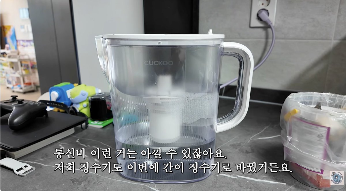 pursuEssence's tweet photo. 애 둘 키우면서 30대에 16억 모으고 은퇴 준비하는 부부 영상 봤냐?

보통 애 생기면 돈 들어갈 데 천지라 파이어족은 커녕 노후 준비도 빡세다고 하잖아. 근데 이 사람들 짠테크 스케일이 진짜 뇌절급임. 세차비 아까워서 차 세차 안 하고, 통신비 알뜰폰 기본에, 정수기 렌탈도 아까워서 간이 정수기 쓰는 수준임. 심지어 택시비 아끼겠다고 혼자 있을 땐 한 시간씩 걸어 다니더라. 남들이 "그렇게까지 살아야 되냐?" 물어볼 때, 이 사람들은 "불편한 게 아니라 운동하고 다이어트하는 중이다"라고 마인드셋 바꿔버림.

근데 이 영상에서 진짜 미친 포인트는 단순 자린고비 짠테크가 아니라는 거임.

핵심은 바로 Asset-Cash Flow 스위칭 전략이다.
신혼 때 얼떨결에 산 지방 구축 아파트가 7~8억대 오르면 미련 없이 팔고 월세로 들어간대. 왜? 현금 8억 쥐고 있으면 커버드콜 배당주 30%, 성장 배당주 30%, 나머지는 현금 및 성장주에 꽂아서 월 400~500만 원짜리 끈끈한 현금 흐름을 만들어낼 수 있거든. 집이라는 자산에 갇혀서 허덕이는 게 아니라, 언제든 현금 흐름 생성 기계로 전환할 준비를 해둔 거임.

게다가 주식 투자도 뇌동매매 따위 안 함. 어차피 연 10% 상승할 놈들에 묻어두고, 주식 모으기 기능 켜서 쳐다보지도 않는다더라. 조급하게 도파민 터지는 단타 치지 말고, 절약해서 덩치 키운 자산을 안전하게 굴려서 은퇴 시점을 당기는 게 이 부부의 핵심 알고리즘임.

결국 이 사람들이 아득바득 절약하고 현금 흐름 만든 이유? 다름 아닌 아이들과 함께할 '시간' 때문이었음. 맞벌이하느라 아침 7시에 애 어린이집 밀어 넣고 오후 7시에 찾아오면서 "우리가 돈 버는 이유가 진짜 이거 맞나?" 회의감 들었던 거지.

결국 남들이랑 비교하면서 영끌하고 남한테 보여주려고 돈 쓰는 거 멈추고, 내 가족의 시간과 내면의 평화를 챙기는 게 진정한 부 아니겠냐?

우리가 주식 사고 모으는 것도 결국 유한한 시간 속에서 내 삶의 주도권을 되찾고 의식을 확장하기 위함임.

지금 남들 시선 맞추느라 쓸데없는 지출로 현금 흐름 다 깎아먹고 있는 건 아닌지 한번 체크해 보자.